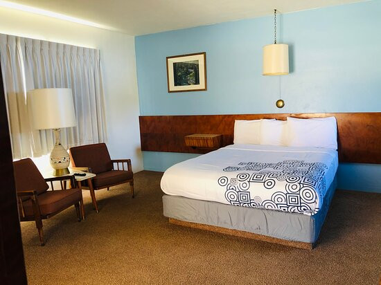 Curly Redwood Lodge主图