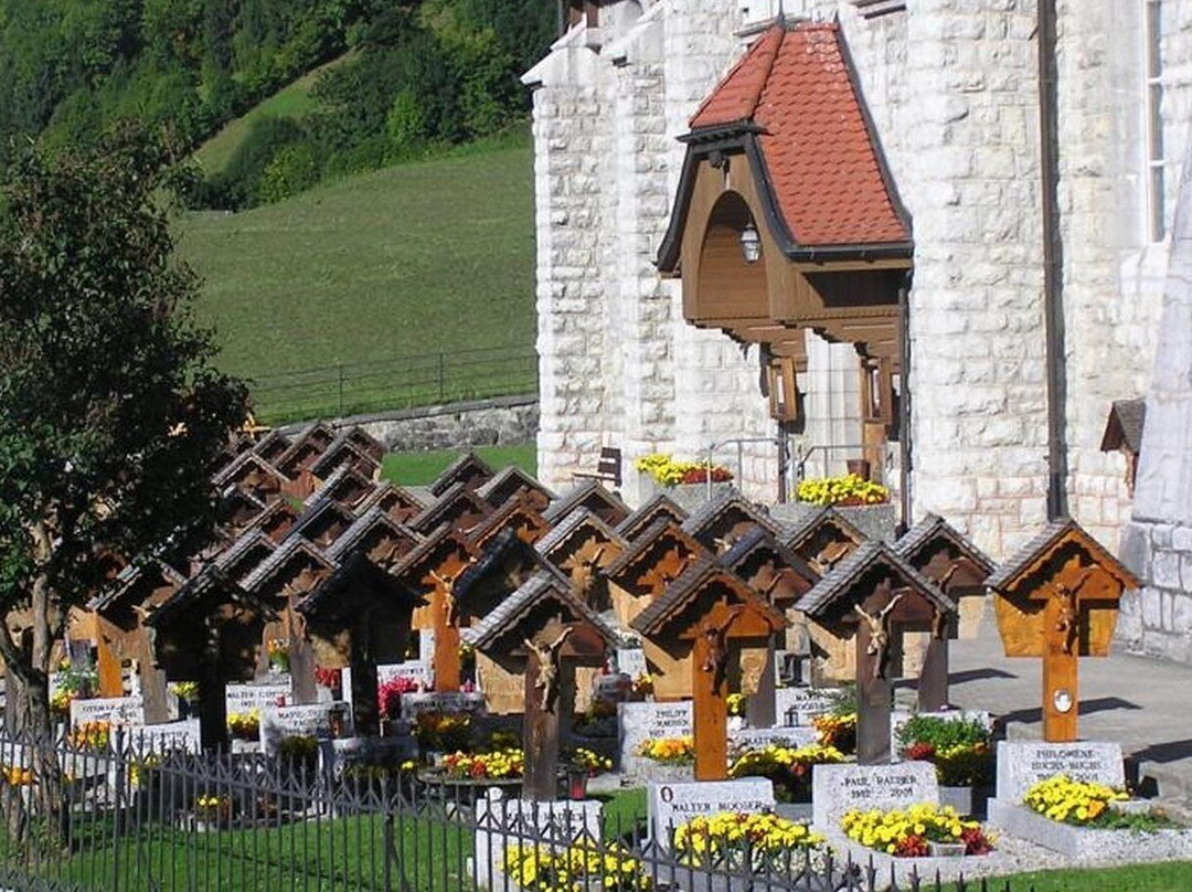 Friedhof Und Holzschnitzerei景点图片