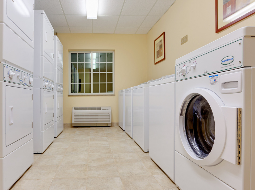 勒雷沃特敦烛木套房酒店主图