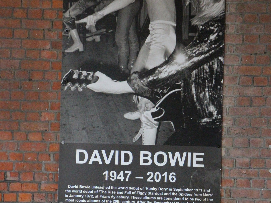 David Bowie Statue Aylesbury - Earthly Messenger景点图片