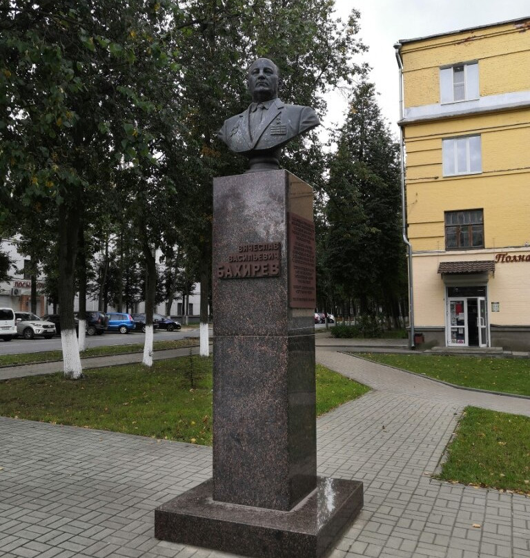 Monument to V.V. Bakhirev-Kovrov必去景点