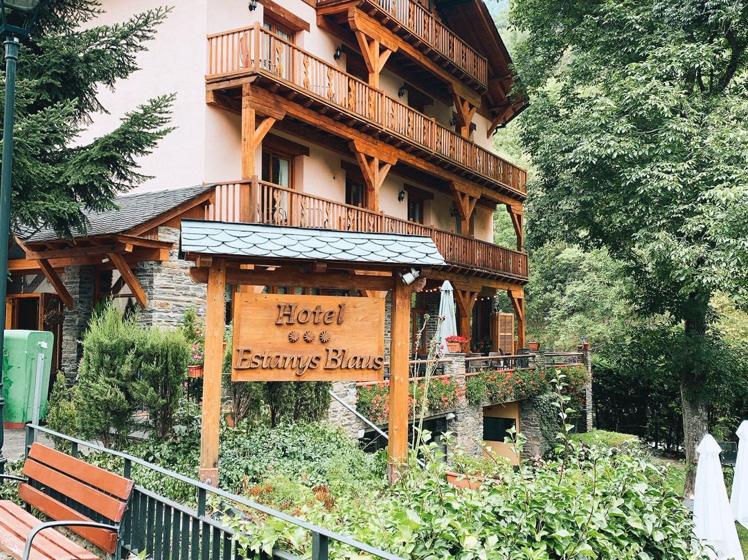 蓝色湖泊酒店主图