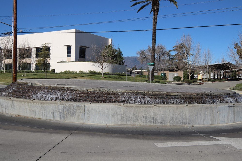 Fontana Lewis Library & Technology-方塔纳必去景点