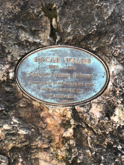 Monument to Oscar Wilde-都柏林必去景点