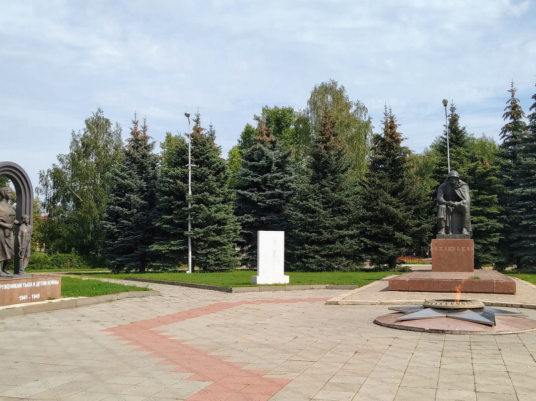 Memorial Ensemble the Soldier's Thinking-Oktyabrsky必去景点