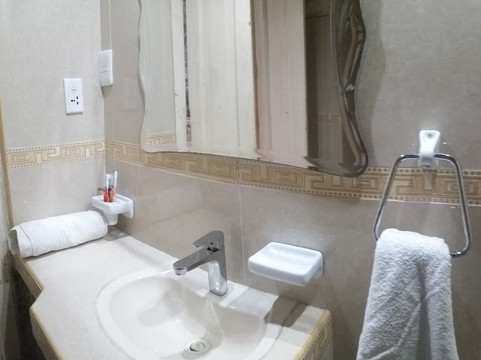 Roly Colonial House Behind Capitol主图