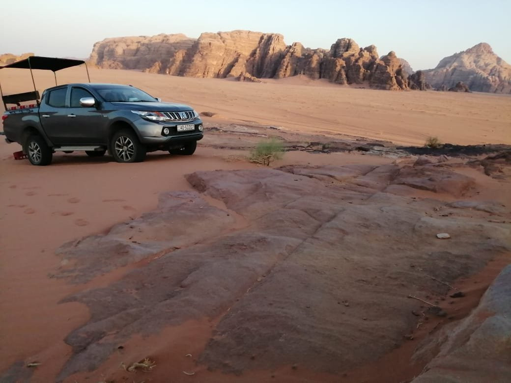 Rant car with driver aqaba Jordan景点图片