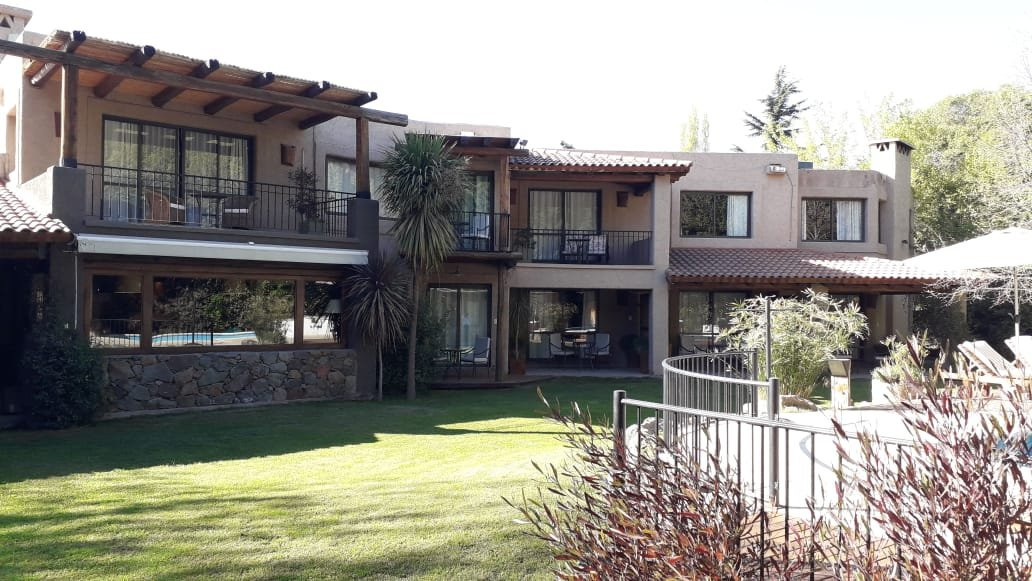 拉雷斯查克拉斯酒店主图