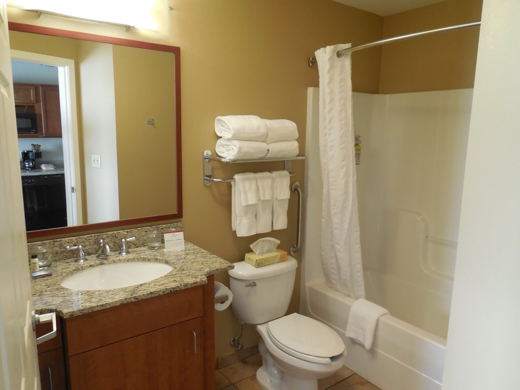 Candlewood Suites Buffalo Amherst, an IHG hotel-浴室
