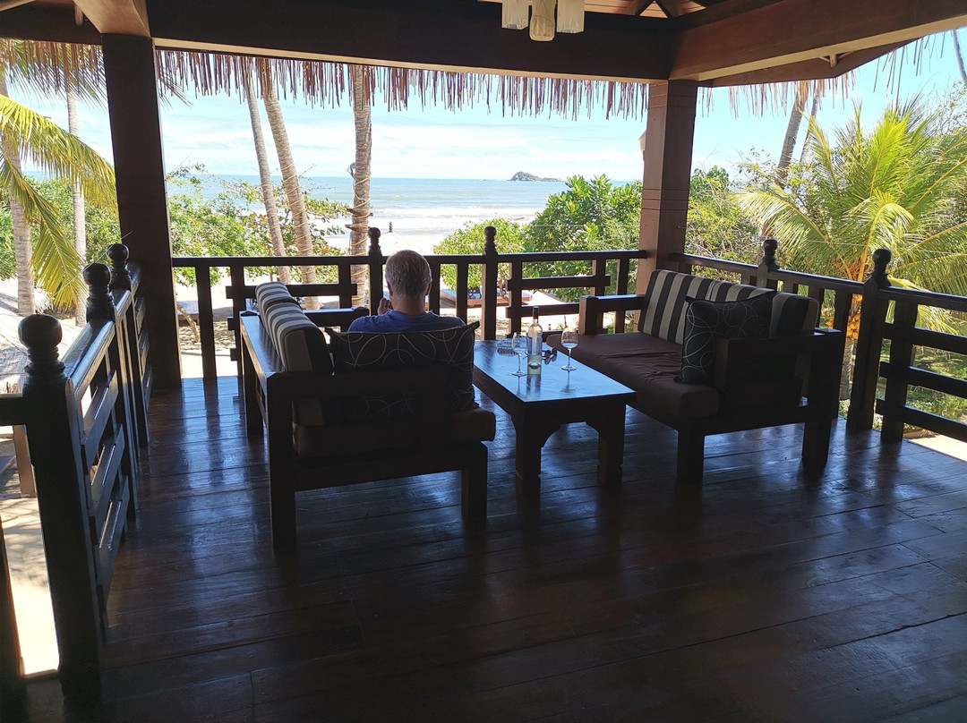 尼拉维利海滩度假酒店主图