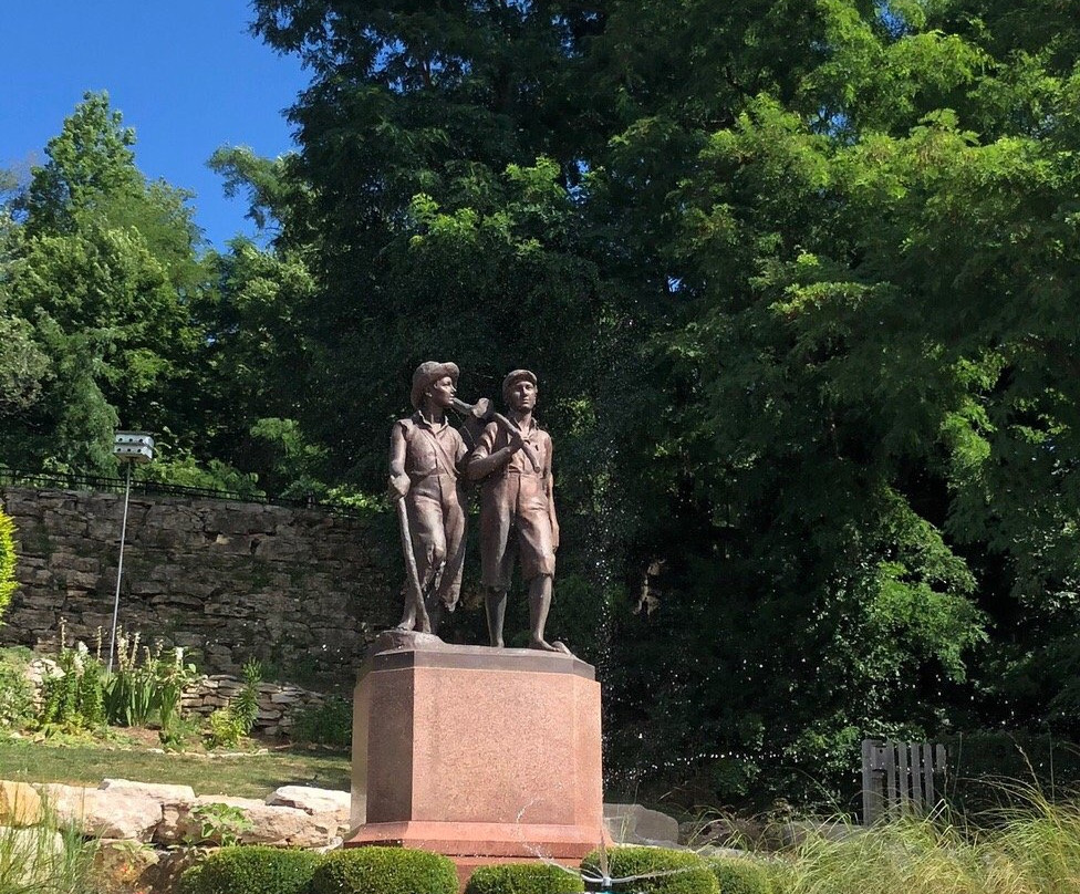 Tom and Huck's Statue-汉尼拔必去景点