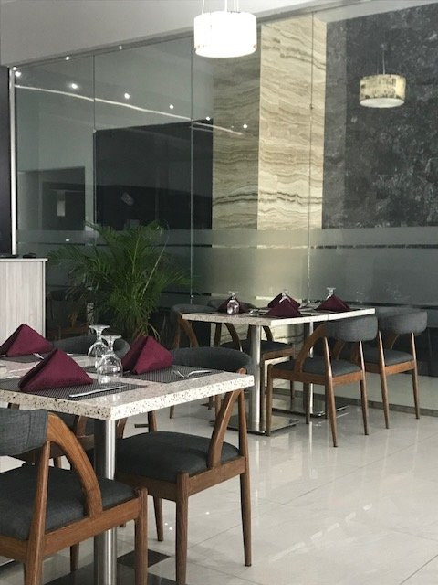 City Plaza Hotel & Suites主图