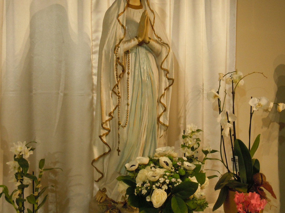Eglise Saint Pierre-沙朗通桥必去景点
