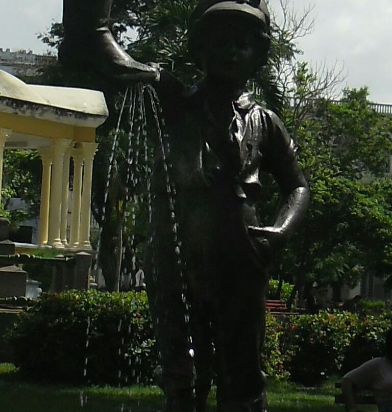 Statue of Che Guevara Holding a Child景点图片