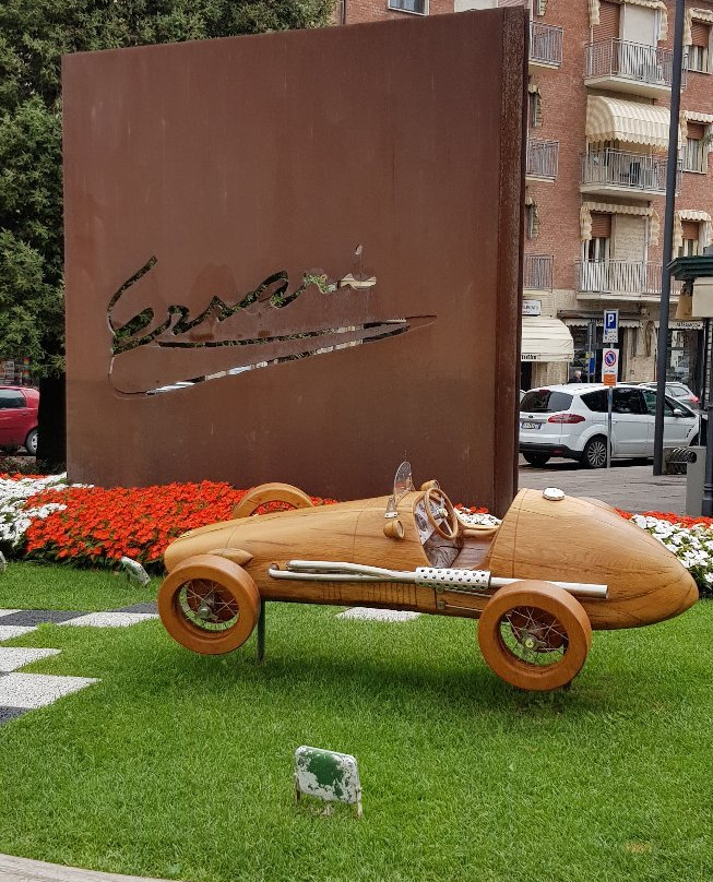 Monumento a Enzo Ferrari景点图片