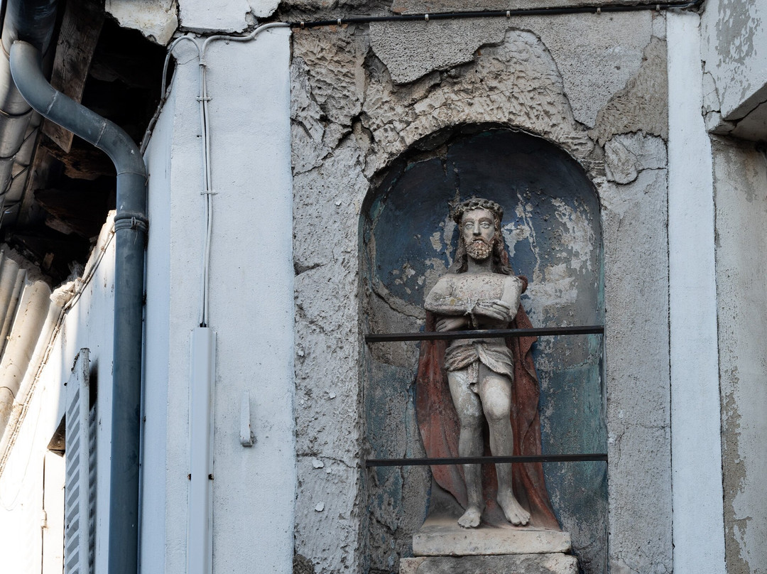 Statue Historique Sur Mur D'habitation