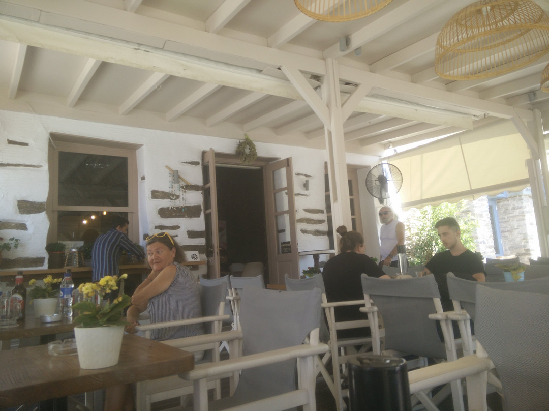 Ydrousa餐馆和美食-Laas Cafe