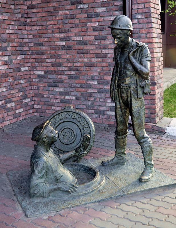 Sculpture Uncle Yasha and Trainee景点图片
