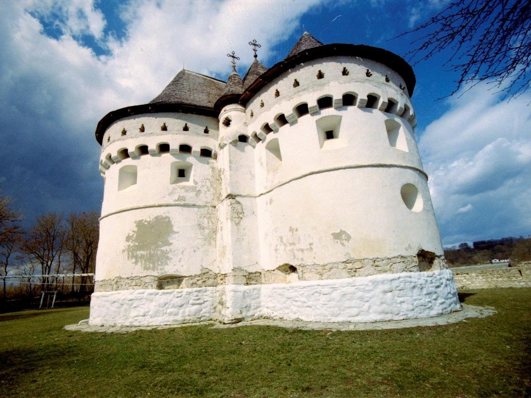 Church-Fortress of Pokrova-Sutkovtsy必去景点