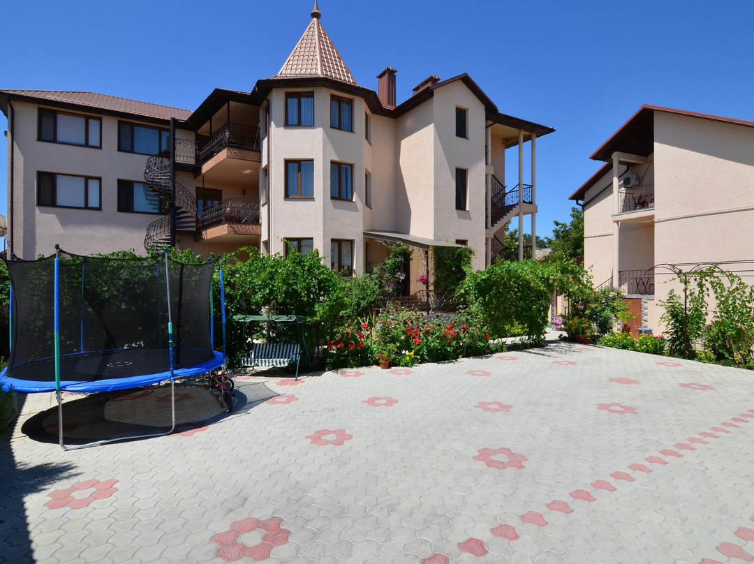 Uyut Hotel