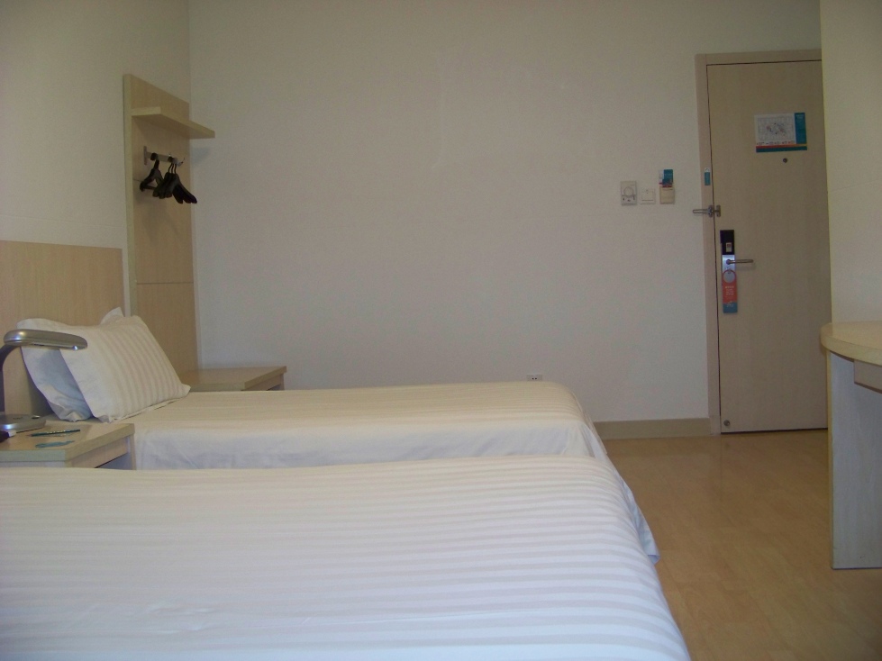 锦江之星(天津站津湾广场店)-客卧