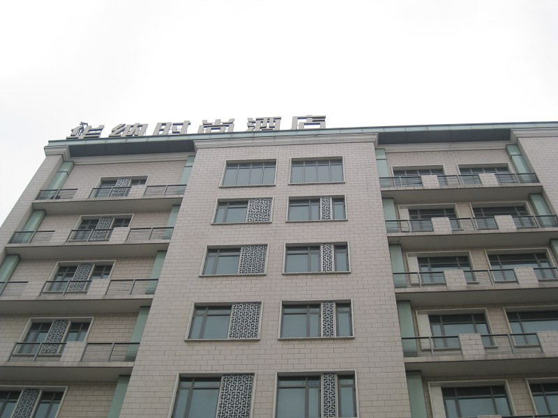 华纳时尚大酒店主图