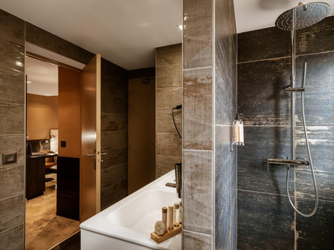 特兰普林酒店主图