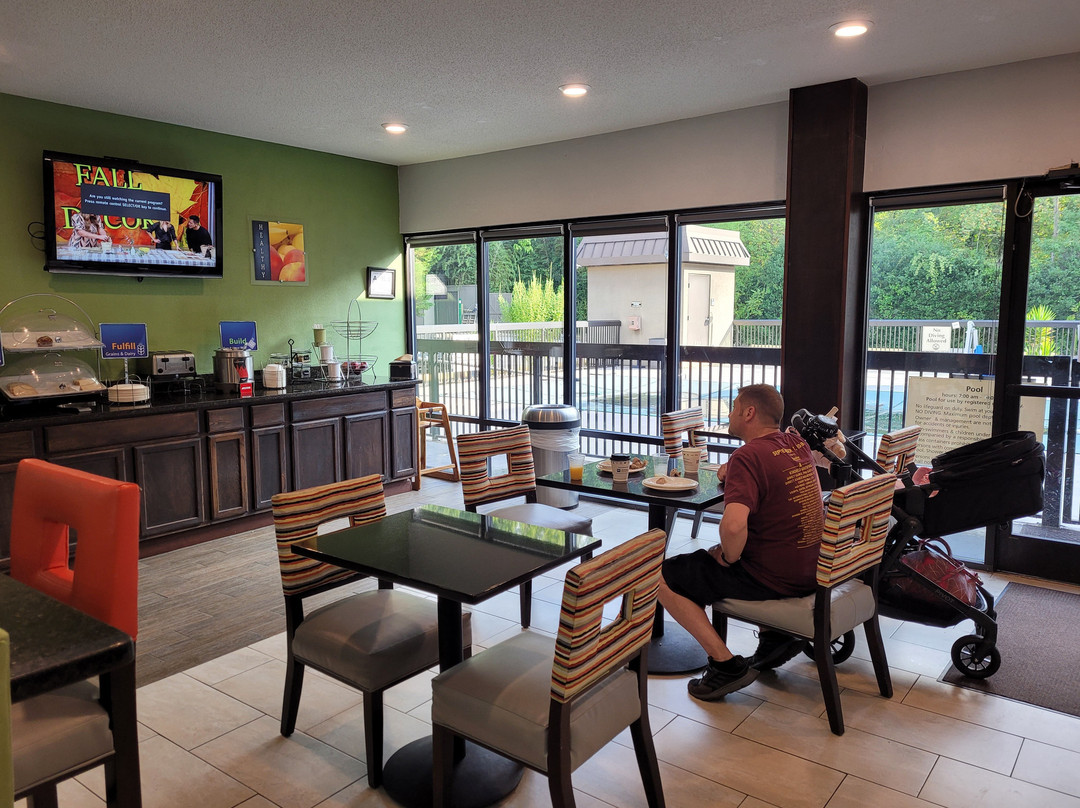 阿尔伯马尔希尔顿恒庭酒店主图