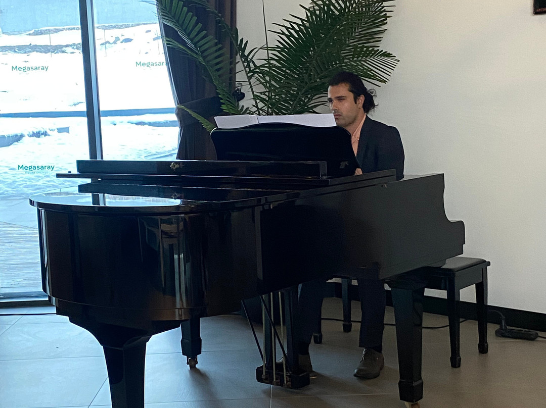 梅加萨雷尔贾斯山