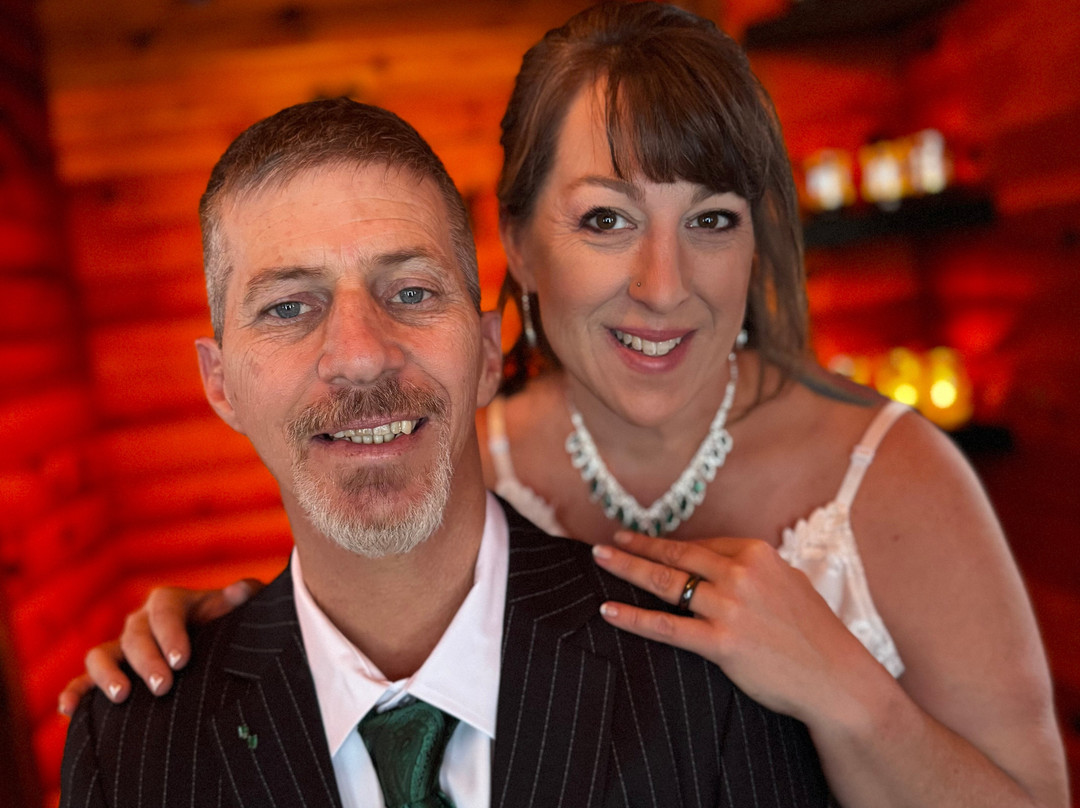 Elope Niagara's Little Log Wedding Chapel景点图片