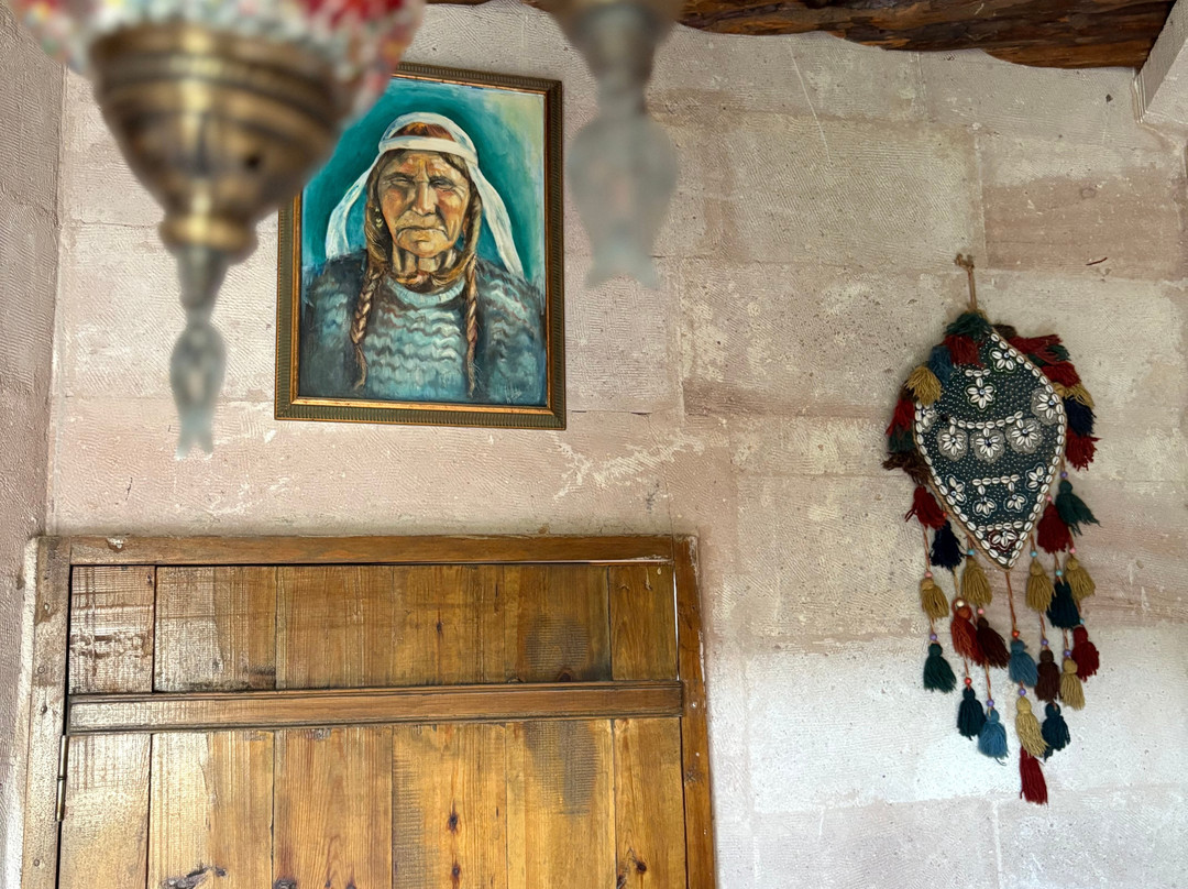 Valley Inn Cave Hotel主图