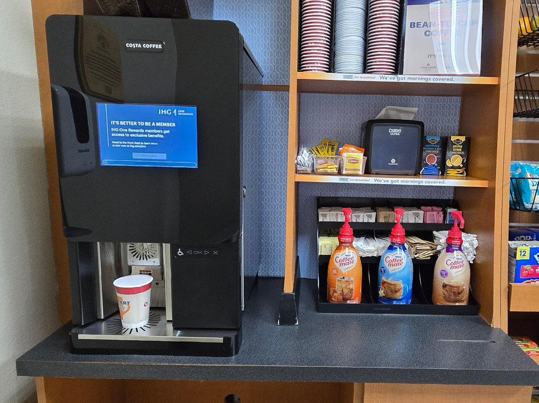 特雷霍特烛木套房酒店主图