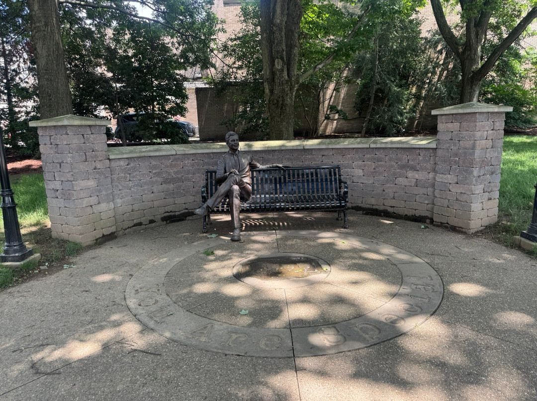 Mister Rogers' Park Bench-Latrobe必去景点
