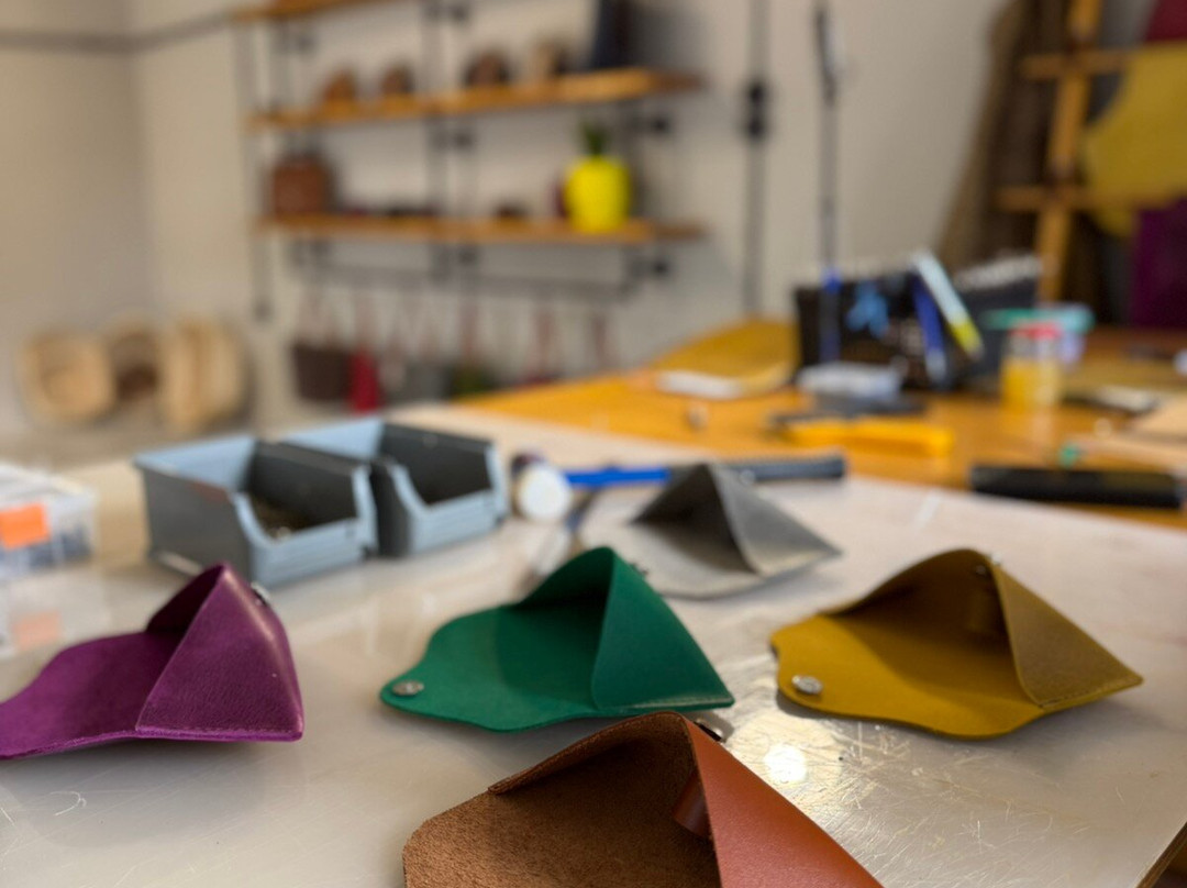 BE Wood And Leather Craft-沃洛斯必去景点