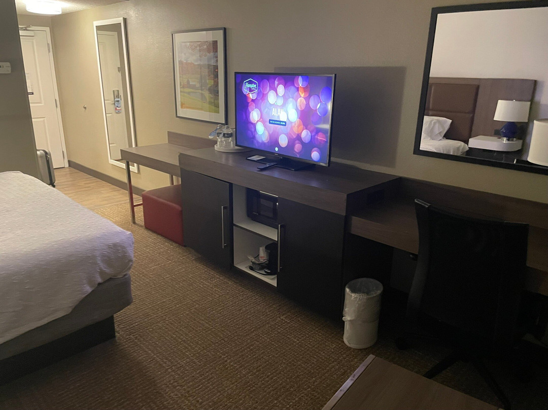 怀特河路口希尔顿恒庭酒店主图