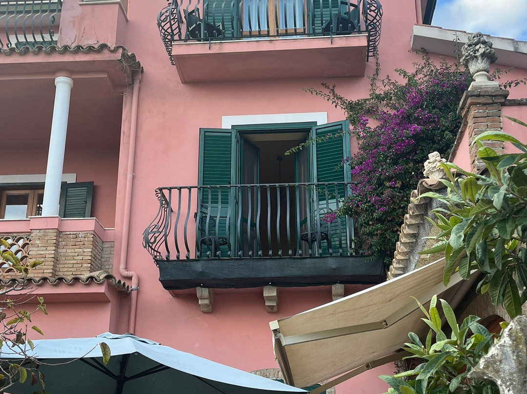 席理娜别墅酒店主图