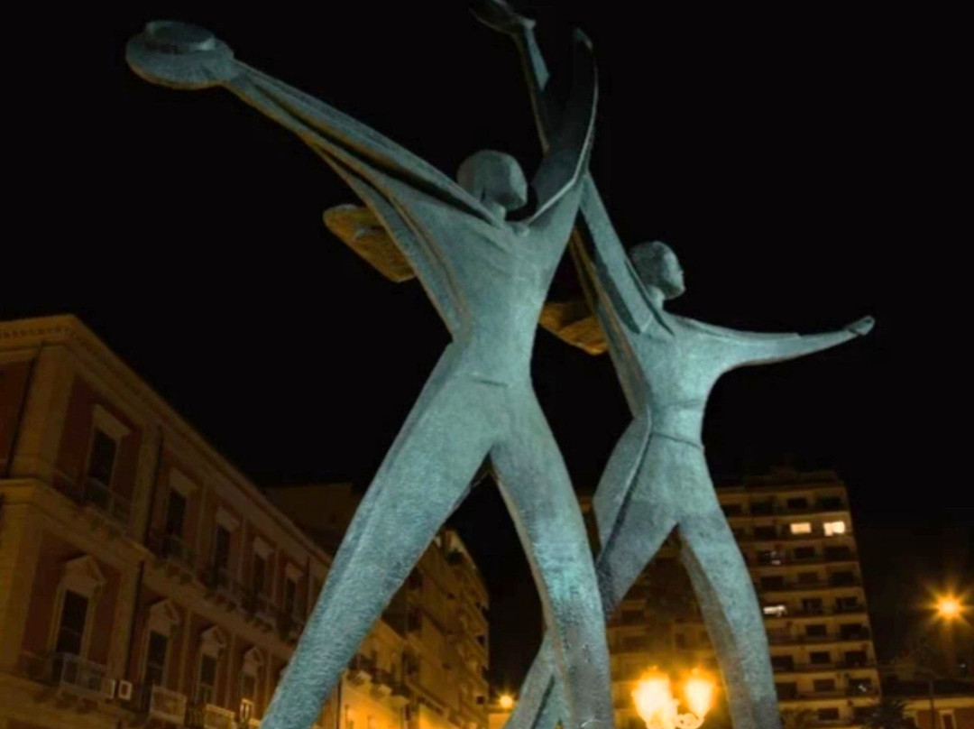 Monumento al Marinaio d'Italia-塔兰托必去景点