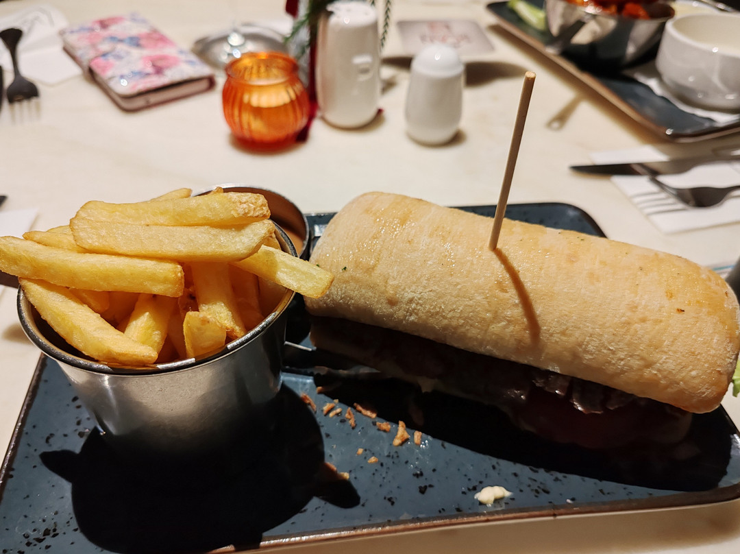 The Village Hotel, Bar & Restaurant主图