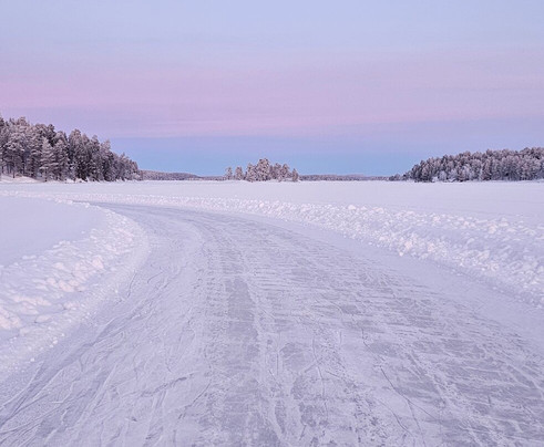 Inari Lake Skating-伊瓦洛必去景点