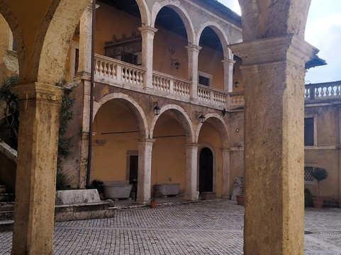 Castello Ducale Orsini-菲亚诺罗马诺必去景点