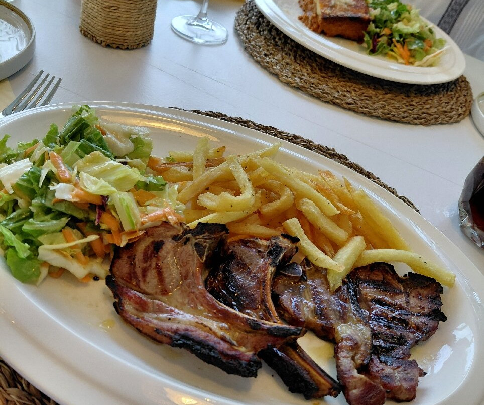 帕西法伊金色乡村酒店主图