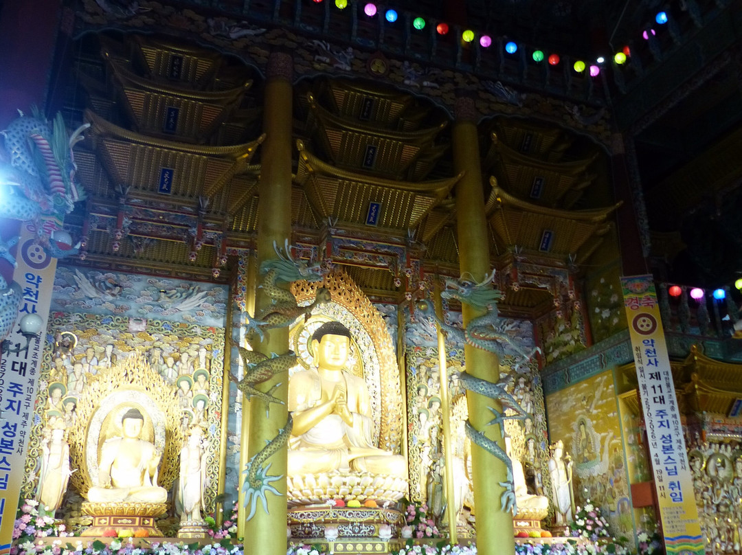Yakcheonsa Temple-西归浦市必去景点