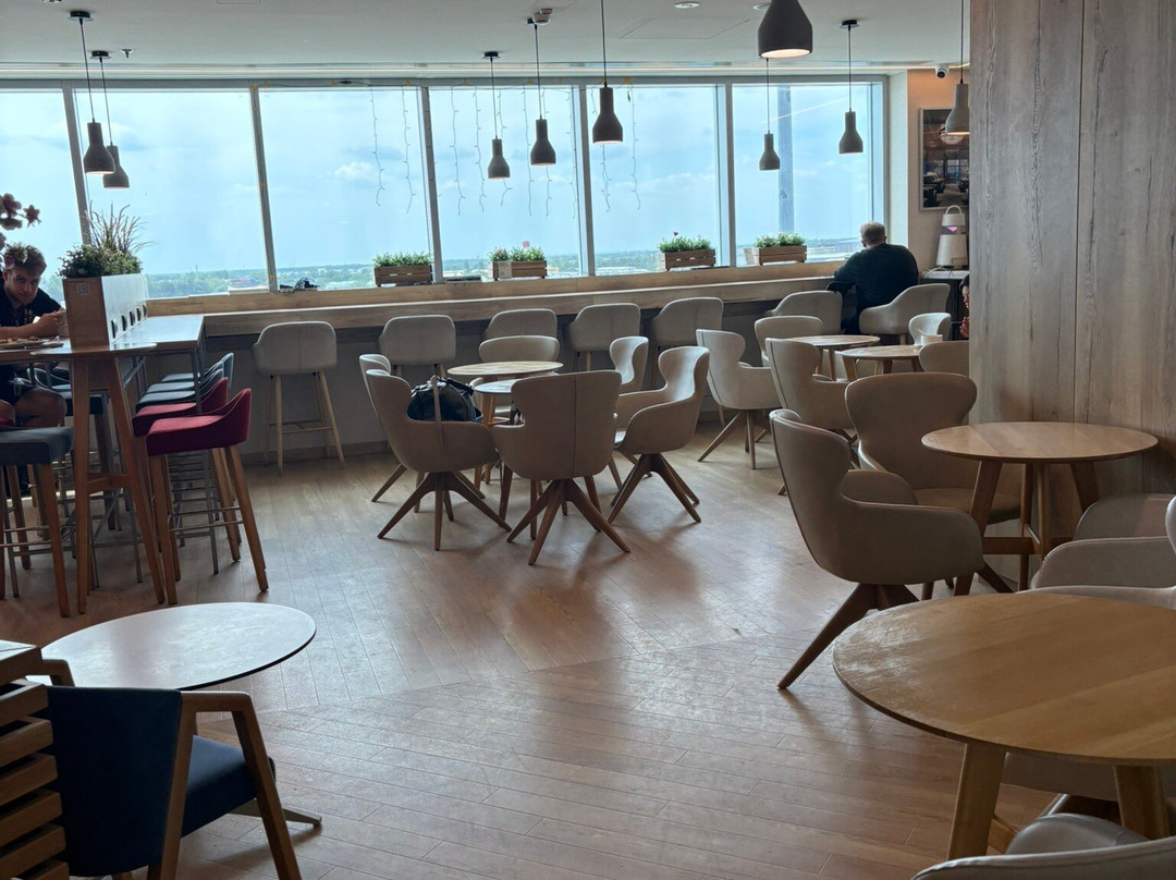 Plaza Premium Lounge (Non-Schengen Area, Departures, Mezzanine Floor, Terminal 2B)-布达佩斯必去景点