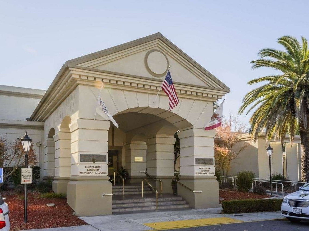 Lions Gate Hotel主图