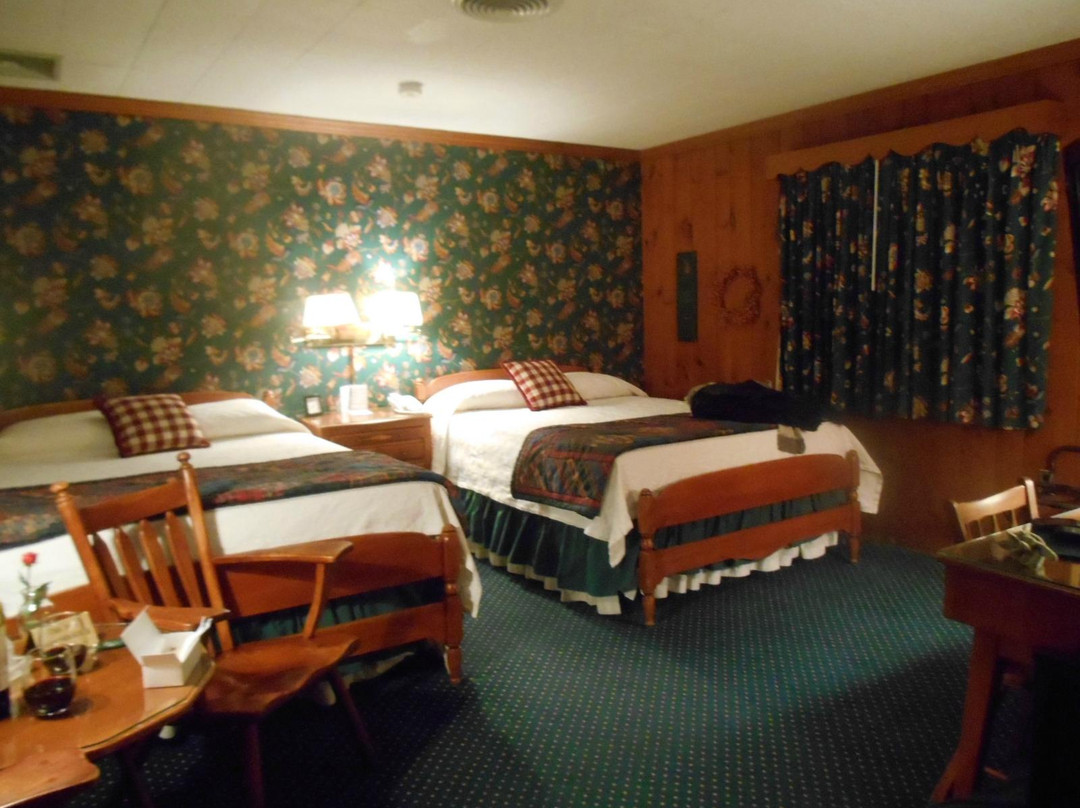 The 1896 House Country Inn - Brookside & Pondside