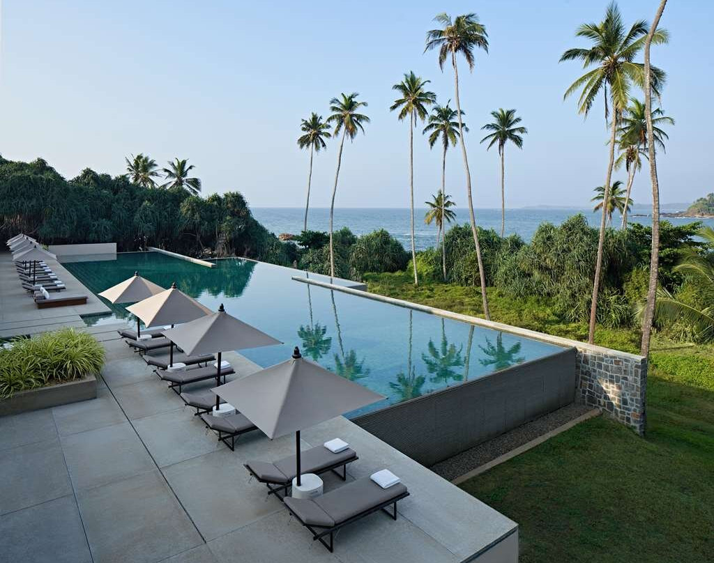 阿曼湾勒酒店主图