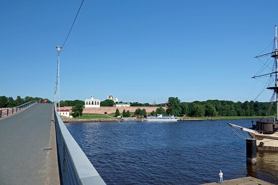 Pedestrian Bridge Across River Volkhov景点图片