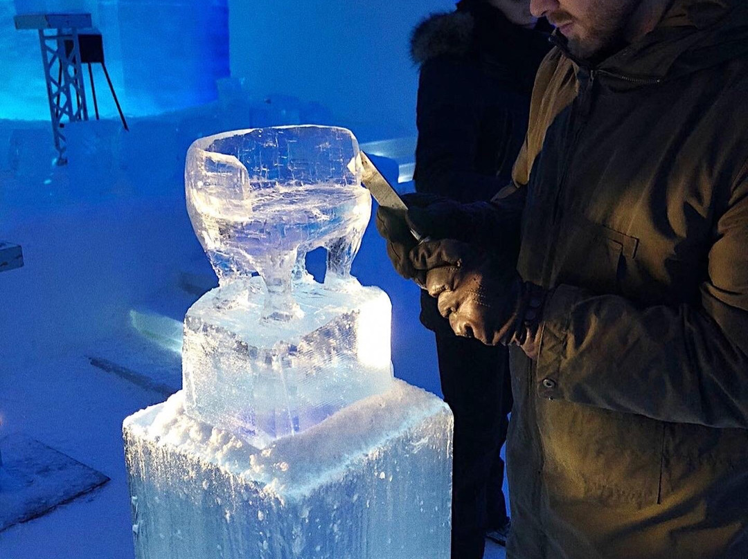 Ice Sculpting Lesson at The Ice Hotel景点图片