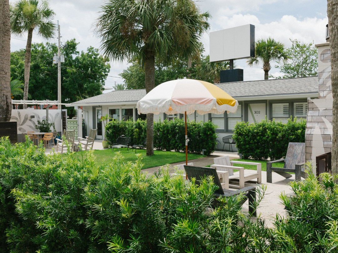 棕榈树复古酒店主图