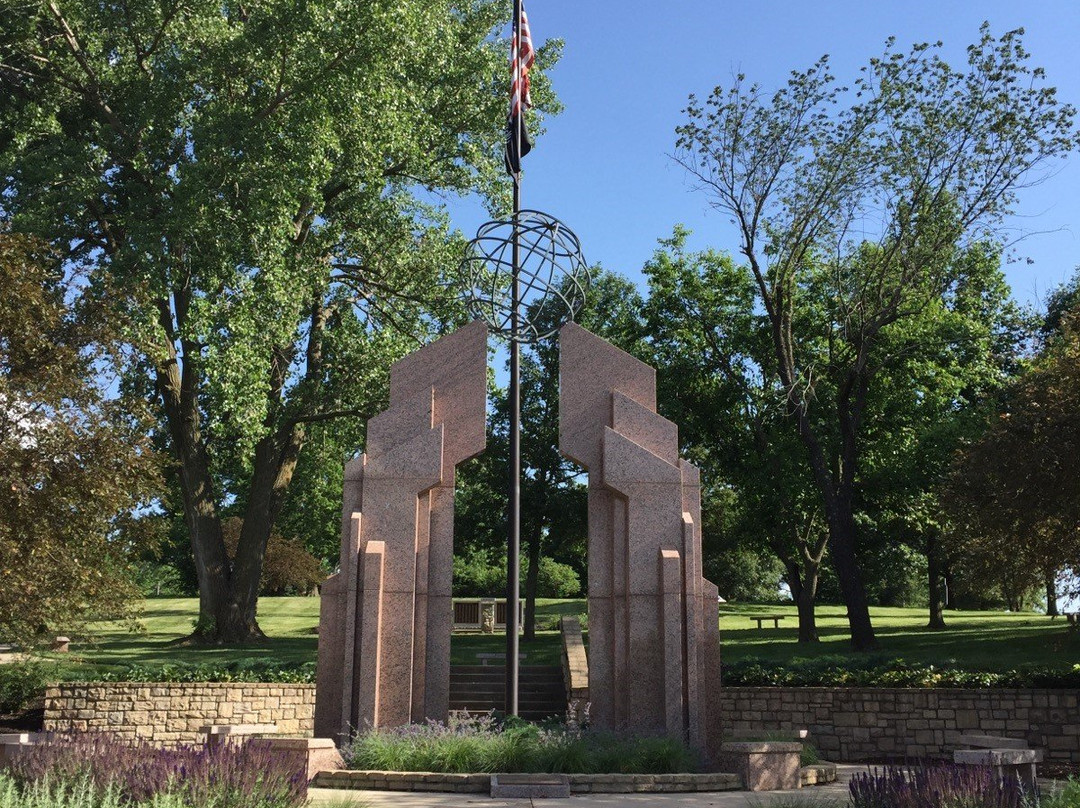 Hands of Freedom Monument-Shawnee必去景点